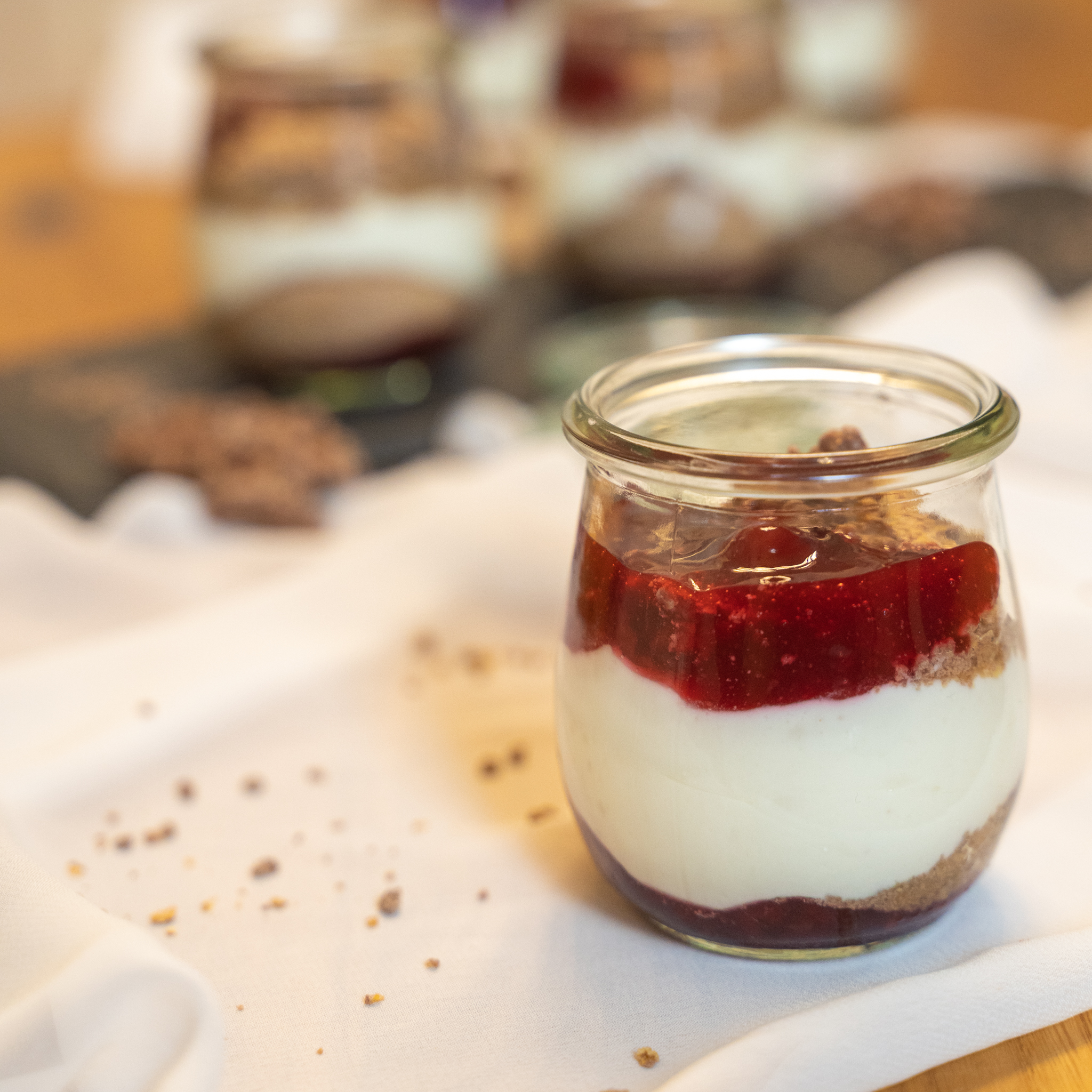 Rezept: Sahne-Kirsch Dessert mit Schoko-Crossies-Topping - YUMMYFOODbyirina