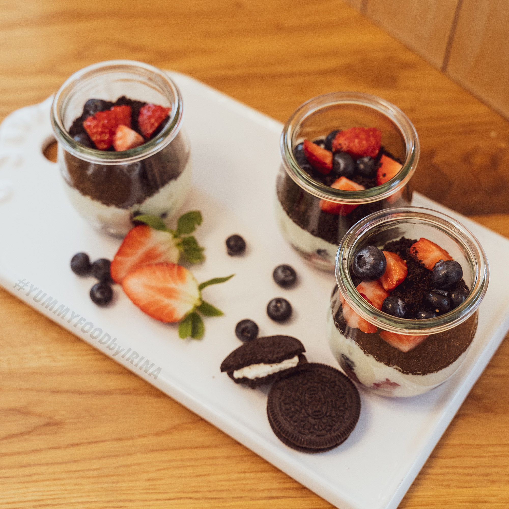 Oreo-Dessert mit Erdbeeren und Heidelbeeren - YUMMYFOODbyirina