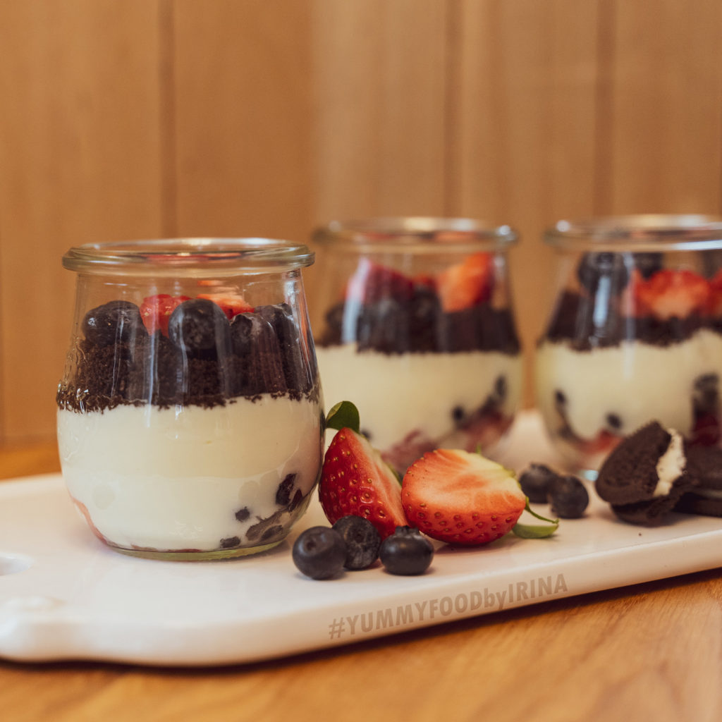 Oreo-Dessert mit Erdbeeren und Heidelbeeren - YUMMYFOODbyirina