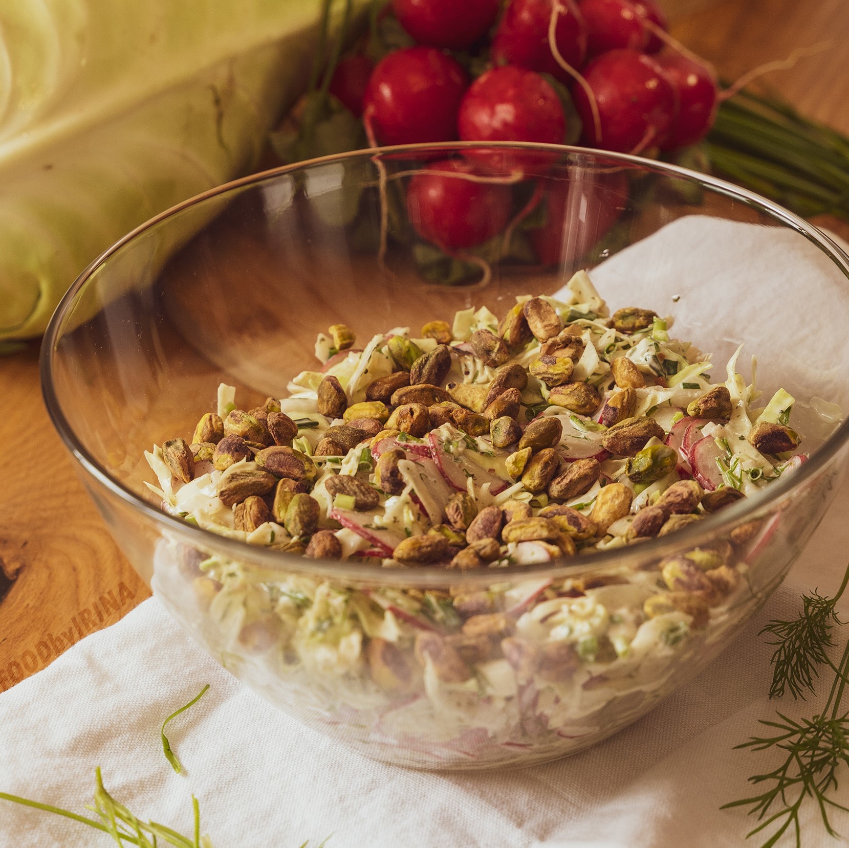 Radieschen-Spitzkohl-Salat mit Pistazien - YUMMYFOODbyirina