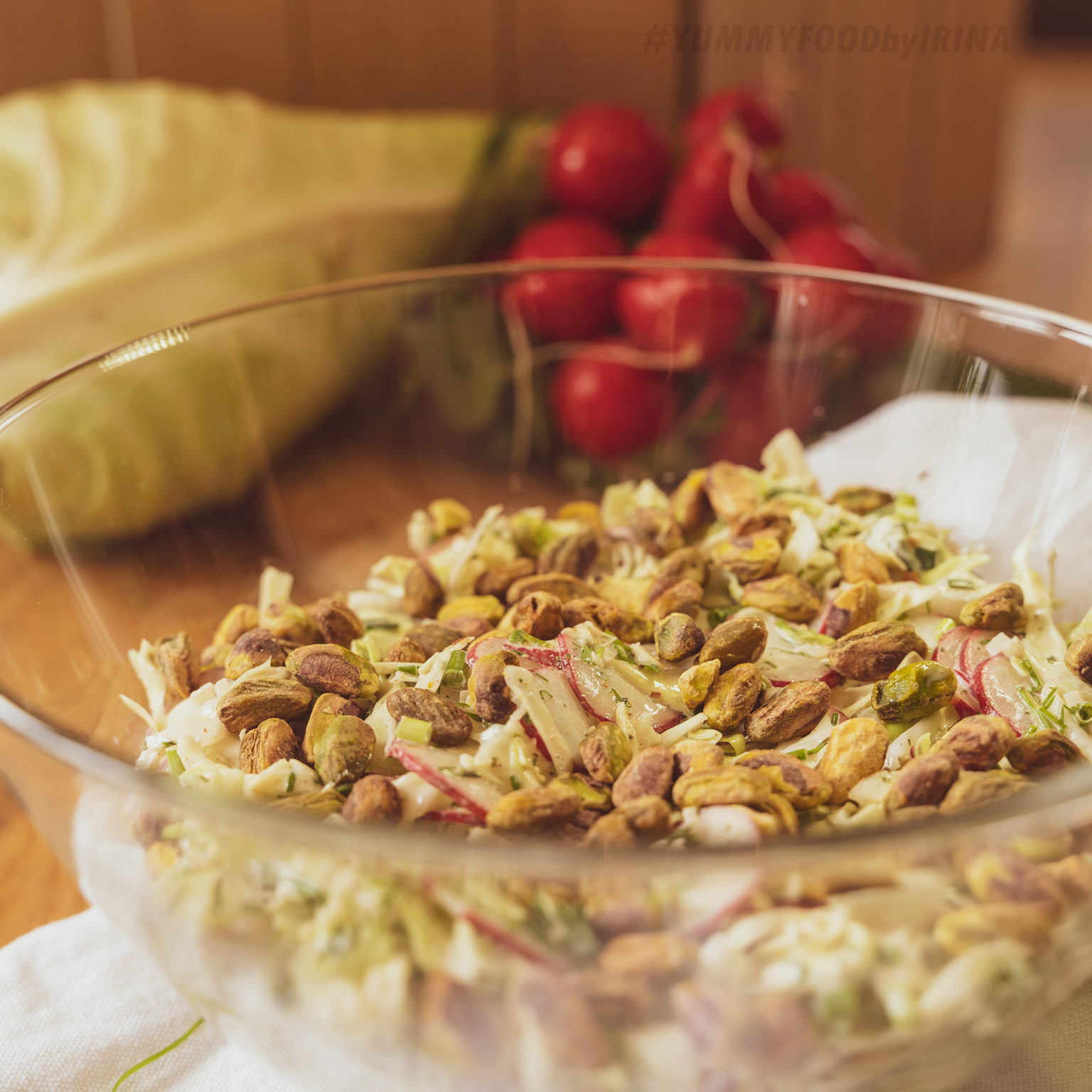 Radieschen-Spitzkohl-Salat mit Pistazien - YUMMYFOODbyirina