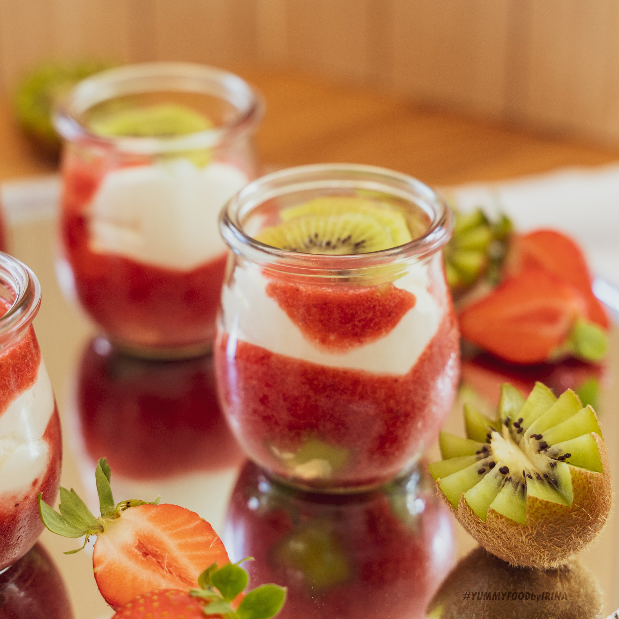 Erdbeer-Kiwi-Joghurtdessert - YUMMYFOODbyirina